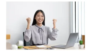 ガッツポーズ女性写真